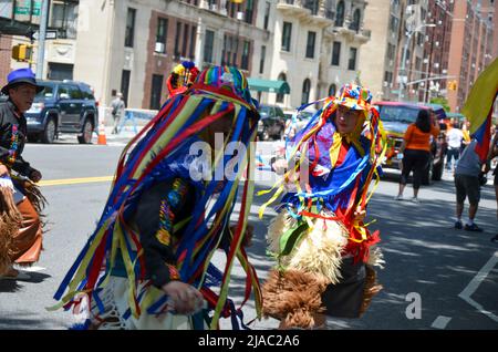 I ragazzi si vedono ballare con abiti tradizionali ecuadoriani durante la Parata del giorno dell'Indipendenza Equadoriana a New York il 29 maggio 2022. Foto Stock