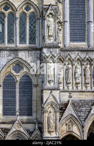 Primo piano delle statue di pietra sul fronte del Grande Ovest della Cattedrale di Salisbury a Salisbury, Wiltshire, Regno Unito, il 28 maggio 2022 Foto Stock