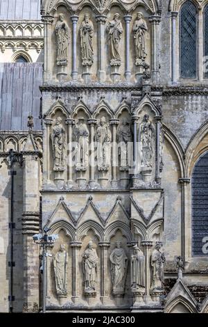 Primo piano delle statue di pietra sul fronte del Grande Ovest della Cattedrale di Salisbury a Salisbury, Wiltshire, Regno Unito, il 28 maggio 2022 Foto Stock