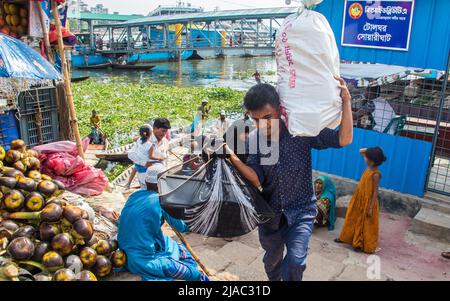 Dhaka, Bangladesh. 22nd maggio 2022. Stile di vita quotidiano da Panghat, Burigongga lungofiume. (Credit Image: © Md. Noor Hossain/Pacific Press via ZUMA Press Wire) Foto Stock