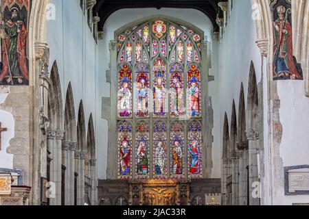 Vetrate risalenti al 12th secolo nella chiesa di St Thomas Becket, Salisbury, Wiltshire, Regno Unito, il 28 maggio 2022 Foto Stock