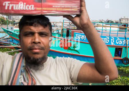 Dhaka, Bangladesh. 22nd maggio 2022. Stile di vita quotidiano da Panghat, Burigongga lungofiume. (Credit Image: © Md. Noor Hossain/Pacific Press via ZUMA Press Wire) Foto Stock