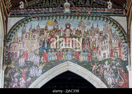 Raro 15th secolo chiesa medievale Doom dipinto sopra il coro nella chiesa di St Thomas Becket a Salisbury, Wiltshire, Regno Unito il 28 maggio 2022 Foto Stock