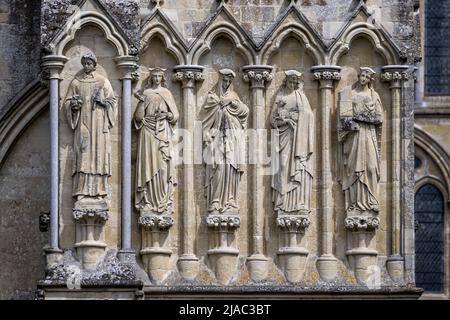 Primo piano delle statue di pietra sul fronte del Grande Ovest della Cattedrale di Salisbury a Salisbury, Wiltshire, Regno Unito, il 28 maggio 2022 Foto Stock