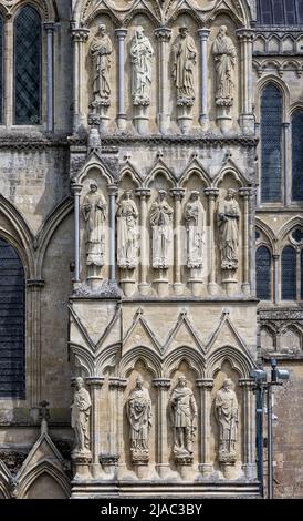 Primo piano delle statue di pietra sul fronte del Grande Ovest della Cattedrale di Salisbury a Salisbury, Wiltshire, Regno Unito, il 28 maggio 2022 Foto Stock