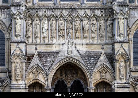 Primo piano delle statue di pietra sul fronte del Grande Ovest della Cattedrale di Salisbury a Salisbury, Wiltshire, Regno Unito, il 28 maggio 2022 Foto Stock