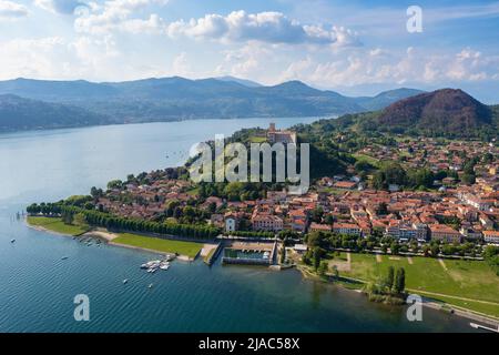 Vista sul paese di Angera e la sua fortezza chiamata Rocca di Angera in primavera. Angera, Lago maggiore, distretto di Varese, Lombardia, Italia. Foto Stock