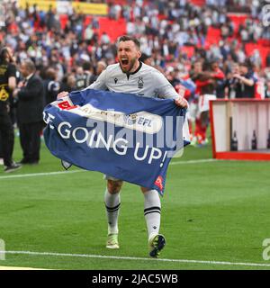 Londra, Regno Unito. 29th maggio 2022. Il portiere della foresta di Nottingham Jordan Smith celebra la promozione a tempo pieno durante la partita finale del campionato EFL Sky Bet tra Huddersfield Town e Nottingham Forest al Wembley Stadium di Londra, Inghilterra, il 29 maggio 2022. Foto di Ken Sparks. Solo per uso editoriale, licenza richiesta per uso commerciale. Nessun utilizzo nelle scommesse, nei giochi o nelle pubblicazioni di un singolo club/campionato/giocatore. Credit: UK Sports Pics Ltd/Alamy Live News Foto Stock