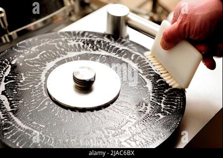 musica, riproduzione, ascolto, conoscitore, appassionato di musica, Bilancia, Bilancia Made in Japan, suono analogico, vinile, giradischi, collezionisti, stile di vita, stile retrò, Foto Stock