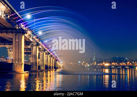 Banpo Bridge Rainbow Fountain illuminato di notte, Seoul, Corea del Sud Foto Stock