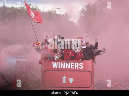 Liverpool, Merseyside, Regno Unito. 29th maggio 2022. Liverpool FC 2021-22 Victory Parade; i giocatori di Liverpool celebrano il passaggio dell'autobus attraverso migliaia di fan lungo il percorso Credit: Action Plus Sports/Alamy Live News Foto Stock