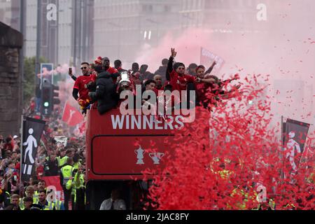 Liverpool, Merseyside, Regno Unito. 29th maggio 2022. Liverpool FC 2021-22 Victory Parade; il team bus è incompleto di confetti mentre passa lungo lo Strand Credit: Action Plus Sports/Alamy Live News Foto Stock