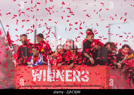 Nastro rosso di ticker di fronte al Liverpool Football Club Open top bus sfilata attraverso le strade di Liverpool nel maggio 2022 dopo aver vinto la Carabao Cup Foto Stock