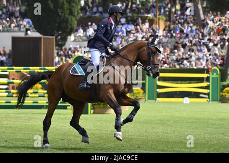 Roma, Italia. 29th maggio 2022. Kevin Staut (fra) durante il Premio 10 - Rolex Gran Premio Roma II manica del 89th CSIO Roma 2022 a Piazza di Siena, 28th maggio 2022, Roma, Italia. Credit: Live Media Publishing Group/Alamy Live News Foto Stock