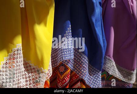 Dettagli in costume delle Isole Canarie tradizionali - gonne con inserti in pizzo Foto Stock