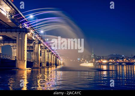 Banpo Bridge Rainbow Fountain illuminato di notte, Seoul, Corea del Sud Foto Stock