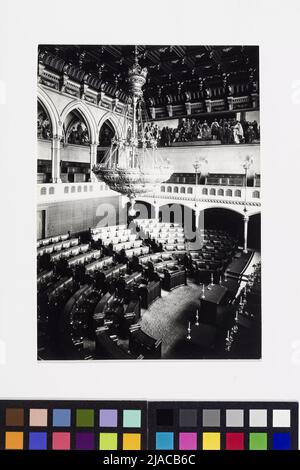 1st, Rathausplatz 1 - Rathaus - Interior view - Sala di sessione del consiglio comunale (riproduzione). Gerlach & Wiedling (Buch- und Kunstverlag), casa editrice Foto Stock