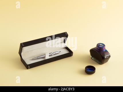 Set di penna stilografica e inkpot con spazio per la copia. Concetto minimo aziendale. Foto Stock
