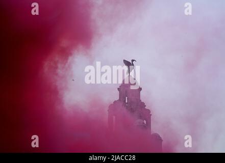 Il fumo rosso proveniente dai pirotecnici riempie l'aria durante la parata dei trofei a Liverpool. Data foto: Domenica 29 maggio 2022. Foto Stock