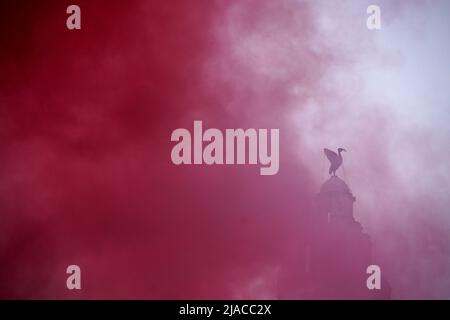 Il fumo rosso proveniente dai pirotecnici riempie l'aria durante la parata dei trofei a Liverpool. Data foto: Domenica 29 maggio 2022. Foto Stock
