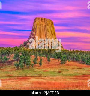 Sunset over devils tower in devils tower National Monument vicino a hulett, wyoming Foto Stock