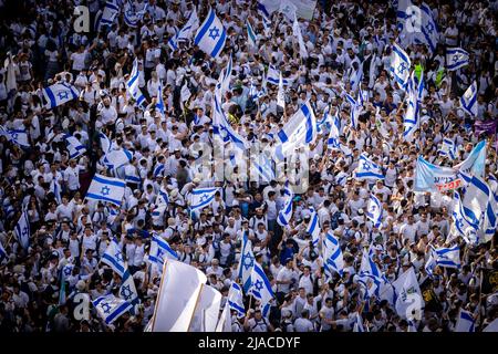 Gerusalemme, Israele. 29th maggio 2022. (220529) -- GERUSALEMME, 29 maggio 2022 (Xinhua) -- le persone prendono parte alla marcia della bandiera per celebrare la Giornata di Gerusalemme a Gerusalemme, il 29 maggio 2022. La controversa marcia della bandiera si è svolta domenica per celebrare la Giornata di Gerusalemme, che commemora l'unificazione della città dopo che Israele annessa Gerusalemme Est nel 1967. (JINI via Xinhua) Credit: Xinhua/Alamy Live News Foto Stock