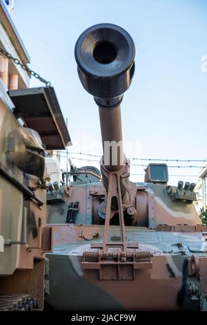 PzH 2000 o Panzerhubitze 2000, arma di ulowitzer tedesco blindato alla sfilata in città. Semovente armato di cannone pesante camuffamento militare veicolo Foto Stock