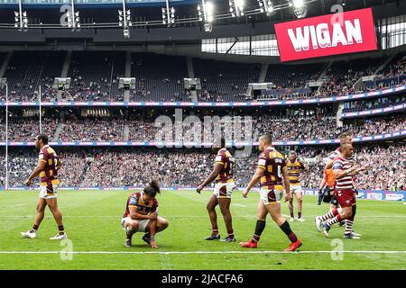 Londra, Regno Unito. 28th maggio 2022. Abbattuti i giocatori di Huddersfield mentre la scacchiera celebra la vittoria di Wigans durante la partita finale della Betfred Challenge Cup tra Huddersfield Giants e Wigan al Tottenham Hotspur Stadium, Londra, Inghilterra, il 28 maggio 2022. Foto di Simon Hall. Solo per uso editoriale, licenza richiesta per uso commerciale. Nessun utilizzo nelle scommesse, nei giochi o nelle pubblicazioni di un singolo club/campionato/giocatore. Credit: UK Sports Pics Ltd/Alamy Live News Foto Stock