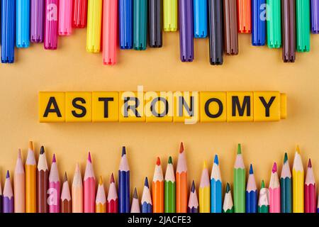 Iscrizione astronomica realizzata a cubetti di plastica in cornice da matite colorate e pennarelli. Apprendimento, istruzione e concetto scientifico. Foto Stock
