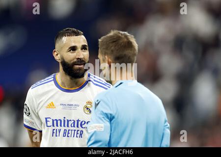 PARIGI - (LR) Karim Benzema del Real Madrid, arbitro Clement Turpin durante la partita finale della UEFA Champions League tra il Liverpool FC e il Real Madrid allo Stade de Franc il 28 maggio 2022 a Parigi, Francia. ANP | ALTEZZA OLANDESE | PIETRA DI MAURICE VAN Foto Stock