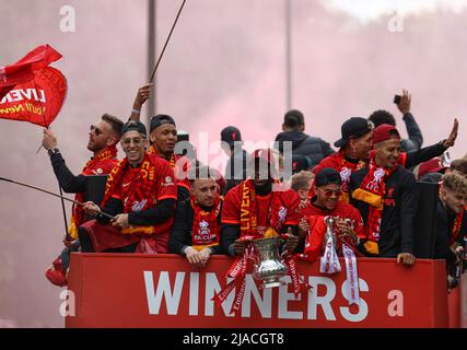 zz29th maggio 2022; Liverpool, Merseyside, Inghilterra; Liverpool FC 2021-22 Victory Parade; Ibrahima Konate di Liverpool tiene la fa Cup Foto Stock