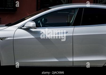 Minsk, Bielorussia, maggio 2022 - tesla auto elettrica. Vista laterale della porta, specchio. Energia verde zero emissioni Foto Stock