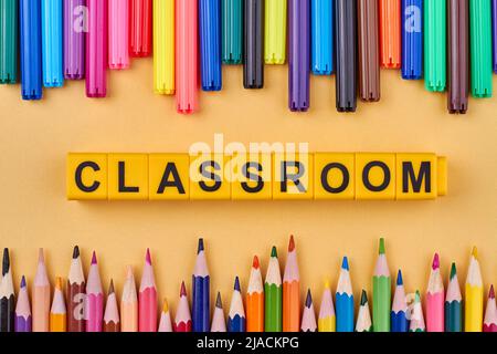 La parola classe scritta su cubi gialli. Concetto di istruzione scolastica. Composizione della disposizione piatta. Foto Stock