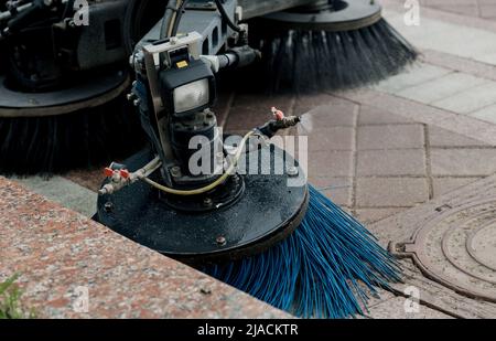 Spazzola rotante sulla spazzatrice per pulizia stradale Foto stock - Alamy