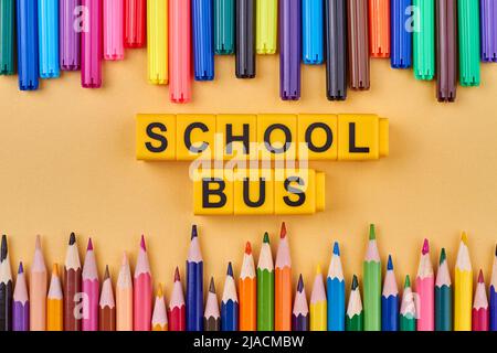 Composizione piatta con iscrizione scolastica scritta a cubetti gialli. Vista dall'alto. Foto Stock