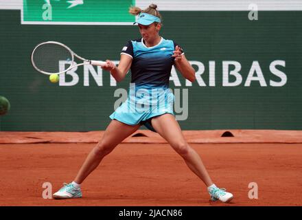 Parigi, Francia. 29th maggio 2022. Elise Mertens del Belgio ritorna la palla negli Stati Uniti Coco Gauff durante la loro partita del French Tennis Open al Roland Garros vicino Parigi, Francia, domenica 29 maggio 2022. Gauff ha vinto il 6-3, il 4-6, il 6-3. Foto di Maya Vidon-White/UPI Credit: UPI/Alamy Live News Foto Stock