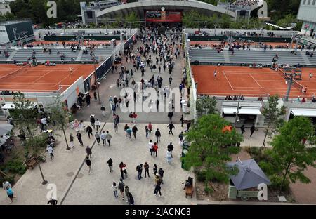 Parigi, Francia. 29th maggio 2022. I visitatori di Roland Garros passeggiano tra i campi da tennis durante il French Tennis Open, vicino a Parigi, Francia, domenica 29 maggio 2022. Foto di Maya Vidon-White/UPI Credit: UPI/Alamy Live News Foto Stock