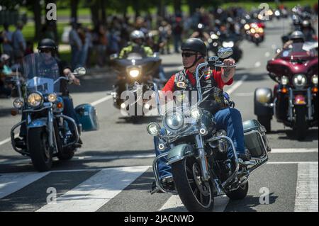 Washington, Stati Uniti. 29th maggio 2022. I motociclisti partecipano al "Rolling Thunder", una dimostrazione per portare consapevolezza ai prigionieri di guerra e ai membri militari che mancano in azione, che corre dal Robert F. Kennedy Stadium attraverso il National Mall di Washington, DC Domenica 29 maggio 2022. Foto di Bonnie Cash/UPI Credit: UPI/Alamy Live News Foto Stock