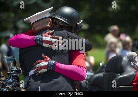 Washington, Stati Uniti. 29th maggio 2022. Personale Sgt. Tim Chambers, noto come 'The Saluting Marine', abbraccia un motociclista che partecipa al 'Rolling Thunder', una dimostrazione per portare consapevolezza ai prigionieri di guerra e membri militari mancanti in azione, vicino Constitution Avenue a Washington, DC Domenica, 29 maggio 2022. Foto di Bonnie Cash/UPI Credit: UPI/Alamy Live News Foto Stock