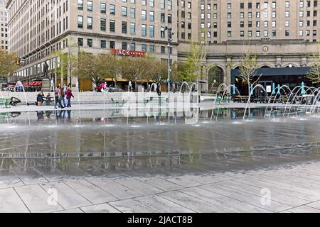 La gente si trova nella piazza pubblica del centro di Cleveland, Ohio, USA, durante un caldo pomeriggio primaverile. Foto Stock