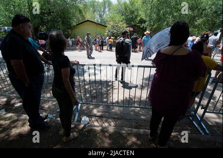 Scuola elementare Robb. 29th maggio 2022. I residenti si levano in fila per dare il loro rispetto ai 19 bambini uccisi durante le riprese di massa alla scuola elementare di Robb. Uvalde, Texas. Mario Cantu/CSM/Alamy Live News Foto Stock
