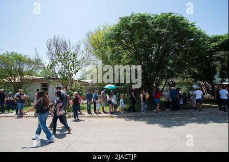 Scuola elementare Robb. 29th maggio 2022. I residenti si levano in fila per dare il loro rispetto ai 19 bambini uccisi durante le riprese di massa alla scuola elementare di Robb. Uvalde, Texas. Mario Cantu/CSM/Alamy Live News Foto Stock