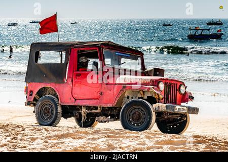 Molto vecchio roasty fuoristrada 4x4, bagnini in spiaggia tropicale, fuoristrada 4x4, CALANGUTE, GOA, INDIA 2 GENNAIO 2019 Foto Stock