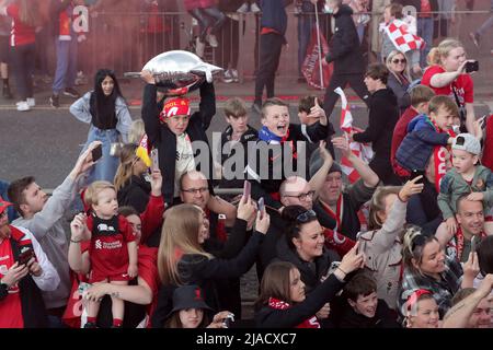 Liverpool, Merseyside, Regno Unito. 29th maggio 2022. Liverpool FC 2021-22 Victory Parade; i tifosi di Liverpool acclamano mentre il team bus passa credito: Action Plus Sports/Alamy Live News Foto Stock