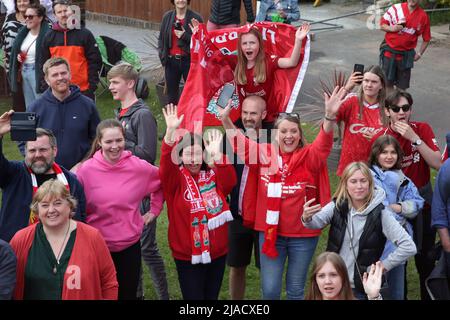 Liverpool, Merseyside, Regno Unito. 29th maggio 2022. Liverpool FC 2021-22 Victory Parade; i tifosi di Liverpool ondano bandiere e rallegrano mentre il bus di squadra passa il credito: Action Plus Sports/Alamy Live News Foto Stock