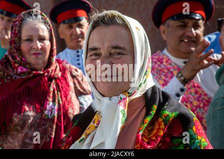 Tula, Russia. 28th maggio 2022. Le persone in tradizionali costumi popolari russi cantano in una piazza del Cremlino di Tula nella città di Tula, in Russia Foto Stock