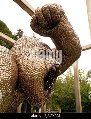 cucchiaio di gorilla, composto da 40.000 cucchiai. La scultura ispirata a URI Geller realizzata da Alfie Bradley all'età di 24 anni. Foto Stock