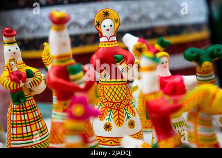 Un bancone con giocattoli in ceramica Filimonov dai colori vivaci della regione di Tula in Russia Foto Stock