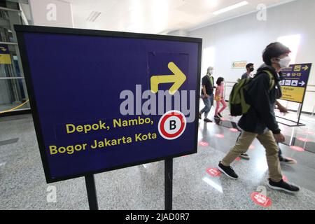 29 maggio 2022, Jakarta, Jakarta Capital Special Region, Indonesia: Passeggeri commuterline alla stazione di Manggarai, Jakarta, Indonesia. La densità dei passeggeri è avvenuta a seguito del cambiamento del percorso del treno ferroviario elettrico dalla stazione di Bogor e dalla stazione di Bekasi, che era in corso ieri da sabato (28/5/2022). Tuttavia, questa densità non crea un accumulo di passeggeri, sia in partenza che in partenza da questa stazione. (Credit Image: © Kuncoro Widyo Rumpoko/Pacific Press via ZUMA Press Wire) Foto Stock