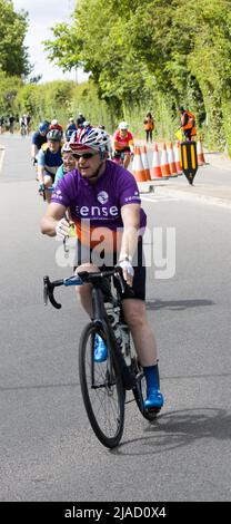 Partecipanti concorrenti Charity Cycling Event RideLondon Fyfield Essex Foto Stock